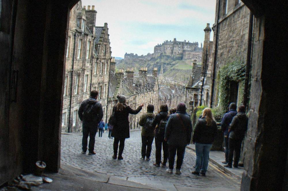 A stone close descending between tall old buildings on the Royal Mile